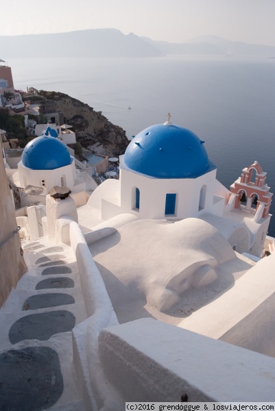 Oia, Santorini, Grecia
Las famosas cupulas azules de Santorini con unas vistas increibles a la caldera sumergida del volcán.
