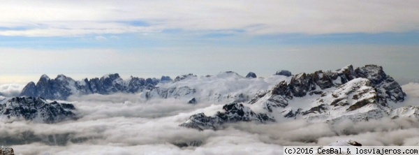 Grupo Pala de San Martino
Alpes dolomitas de Feltre. El grupo de la Pala es un anfiteatro de picos y agujas que se eleva hasta los 3.192 m. sobre la meseta de la Pala que aparece sumergida en la niebla a unos 2.500 m. La imagen esta tomada desde la terraza panorámica de La Marmolada.
