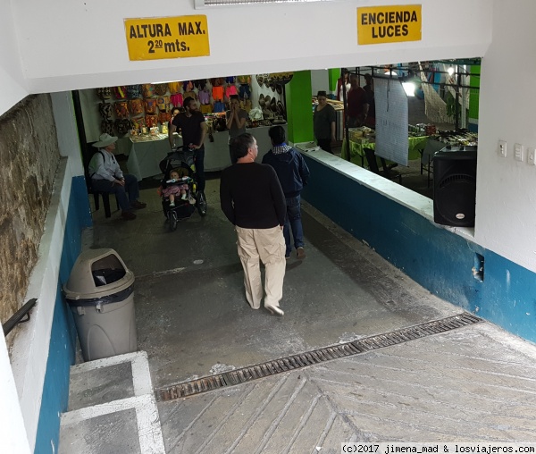 Mercadillo dentro de un garaje en Usaquén
Curioso el mercadillo en el interior de un garage
