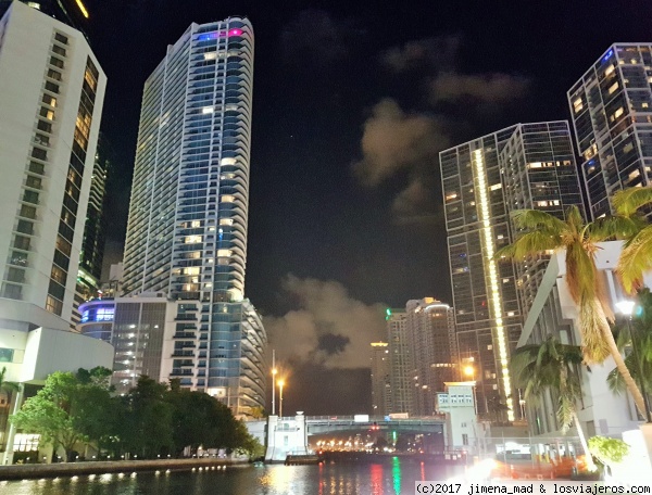 Miami Downtown y río Miami
Vista de los edificios del Miami Dowtown junto al río Miami
