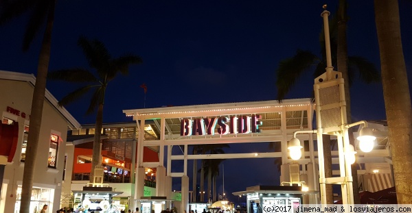 Bay Side de noche (Miami)
Vista del centro comercial Bay Side en Miami
