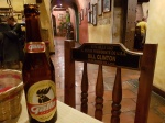 Disfrutando una cerveza Gallo en el restaurante La Fonda de la Calle Real, Antigua (Guatemala)