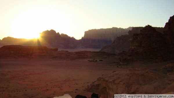 Wadi Rum. Puesta de Sol
Es impresionante ver la puesta sol desde los alto de una roca, viendo como el desierto cambia de color
