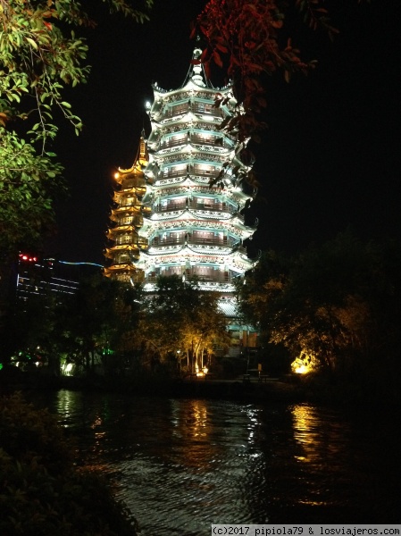 Guilin China
Pagodas del sol y la luna en Guilin (China)
