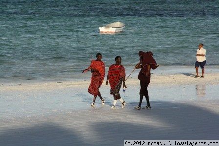 Masais paseando
Las playas estan muy concurridas por los Masais paseando
