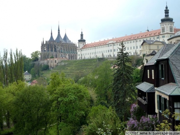 Kutna Hora: vista de la catedral Santa Bárbara
en un día de ligera llovizna
