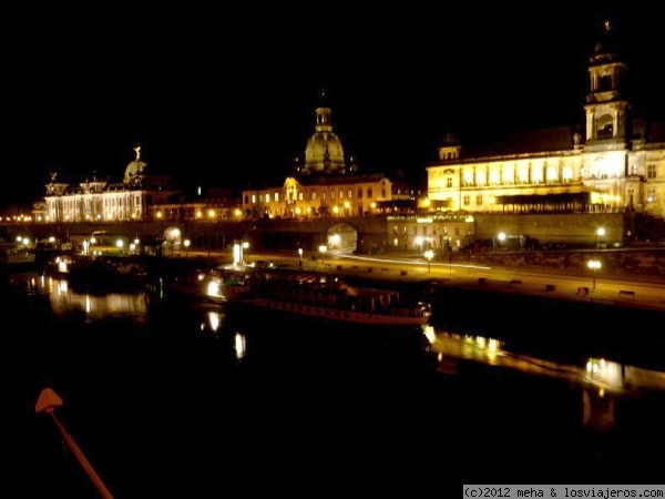 Dresde: vista nocturna
una ciudad con bonita iluminación nocturna
