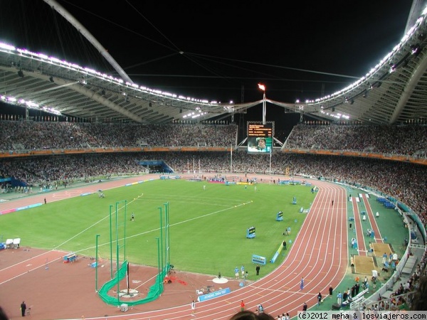 Estadio olímpico de Atenas con la llama olímpica durante los JJOO 2004
diseñado por Santiago Calatrava
