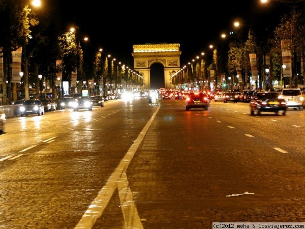 Arco de Triunfo de París
vista nocturna de los Campos Elíseos

