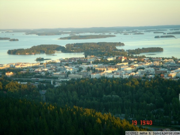 Vista de Kuopio desde Puijo Tower
La Puijo Tower (torre de observación) es una alta estructura artificial que permite contemplar el paisaje en una zona donde no hay relieve
