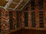Interior de una reproducción de casa maorí