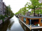Casa flotante en un canal
