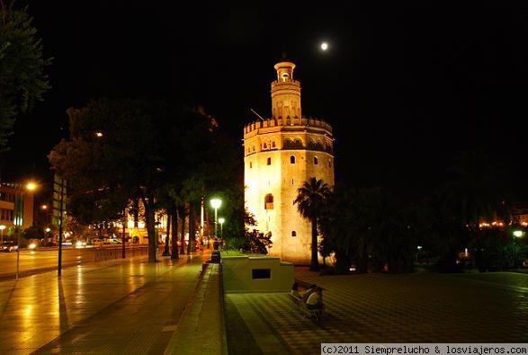 La Torre del Oro
De paseo por la calurosa Sevilla, calle Betis, la Maestranza y la Torre del Oro.
