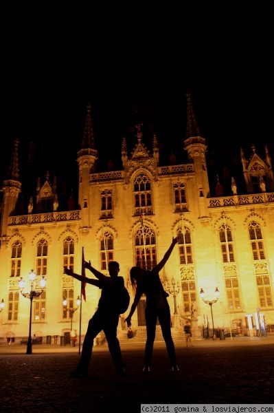 Las poses jaajaj
Me presento aqui yo y mi chica haciendo la gracia delante del Palacio Provincial de Brujas - Belgica
Por cierto una de las que mas me gusta.
