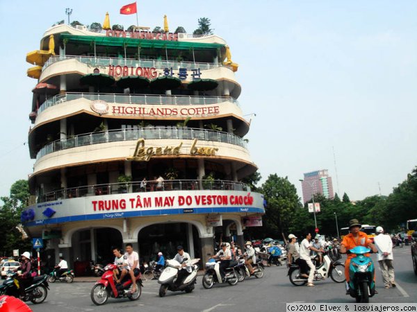 Tráfico en Vietnam
Cruce de calles en una gran ciudad en Vietnam. Cualquier indicio de orden es un puro espejismo. Como ejemplo, el anciano de blanco que camina tranquilamente entre un enjambre de motos (abajo a la derecha)
