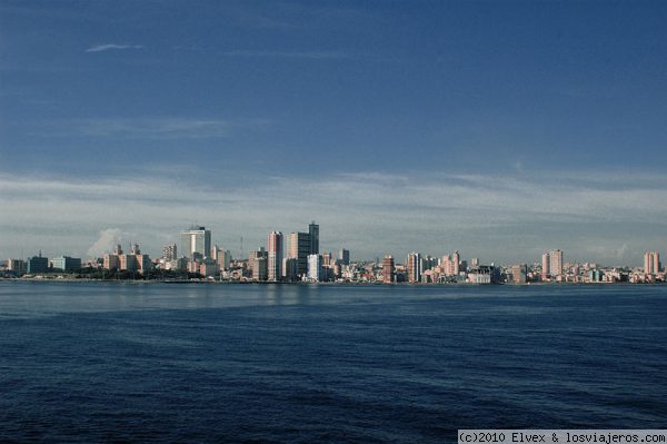 La Habana
Vista de La Habana desde el crucuero Holiday Dreams (Politours). 2006.
