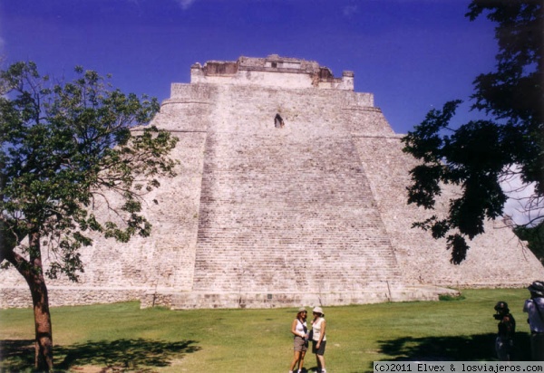 Uxmal
Uxmal es una antigua ciudad maya, y una de las más representativas del estilo arquitectónico Puuc. Uno de sus peculiaridades es la forma semicircular de sus pirámides, en lugar de la clásica cuadrada o rectangular.
