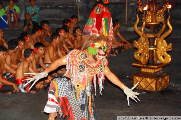 Danza de Kechak
Aqui esta otro de los protagonistas de la danza. la verdad que a ninguno le falta color.
