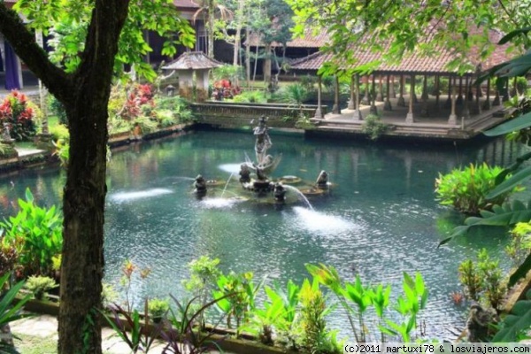 GUNUNG KAWI SEBATU- BALI
El Gunung Kawi sebatu o templo del manantial sagrado tiene muchas piscinas, y la gente se baña para purificarse. Aunque la principal que se ve en la foto sólo era para los peces, que había muchisimos.
