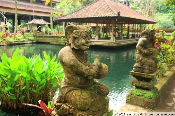 LOS GUARDIANES EN BALI
Estas estatuas de demonios estaban en la entrada de muchos sitios en bali: en los templos, en los lagos (se les considere sagrados), en las casa, en la entrada de los negocios. Siempre se ponen de espaldas al lugar que protegen.
