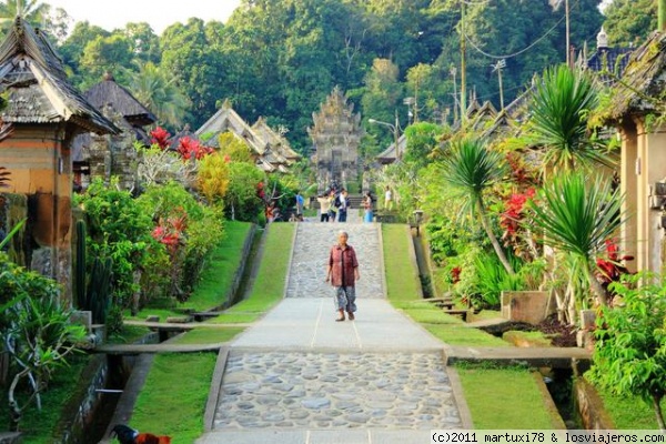 PUEBLO DE PENGLIPURAN BALI
Calles coloridas del  pueblo de Penglipuran
