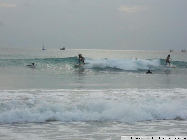 SURF EN BALI
Surfeando en la playa de PADANG PADANG, en la cual se celebran muchos campeonatos importantes.
