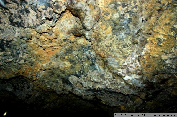 TECHO DE LA CUEVA DEL VIENTO
Un ejemplo del techo del interior de la cueva del viento en Tenerife. Se ve con diferentes tonalidades: negro de la lava basáltica, blanco del yeso y marrón-rojizo de minerales de hierro que antiguamente volvían locas a las brújulas.
