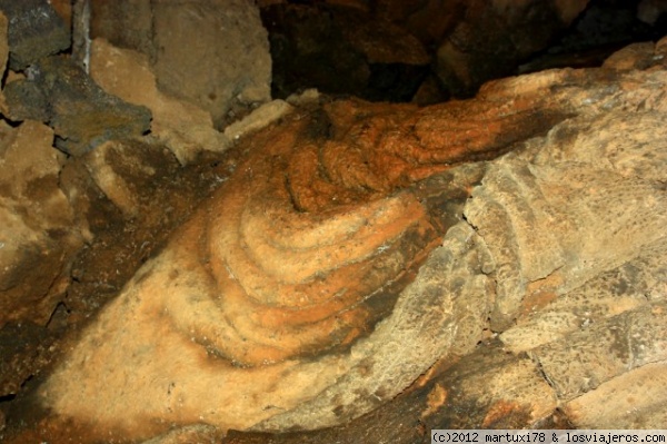 LAVAS SOLIDIFICADAS EN EL INTERIOR DE LA CUEVA DEL VIENTO
Un ejemplo de lavas cordadas en el interior de la Cueva del Viento en Tenerife.
