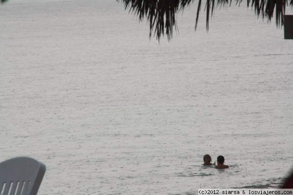 bajo la lluvia
Niños bañándose en mitad de una tormenta en playa Ancón
