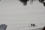 bajo la lluvia
Niños, Ancón, bajo, lluvia, bañándose, mitad, tormenta, playa