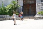 jugando pelota
Niños, Habana, Vieja, jugando, pelota, calle