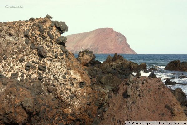 Contraste
Contrastes creados por rocas volcánicas y montaña volcánica rojiza por la erosión del viento. Tenerife Zona La Tejita
