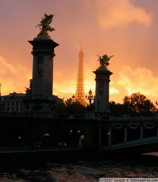 Atardecer en Paris.
El Puente Alejandro III y la Torre Eiffel de fondo, en este espectacular atardecer (todo esto desde el rio Sena)
