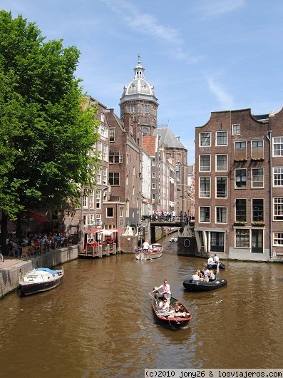 Alrededores del Barrio Rojo, AMSTERDAM
En esta foto se observa la calle mas alta de Amsterdam y la iglesia Sint-Nicolaaskerk (San Nicolas).
