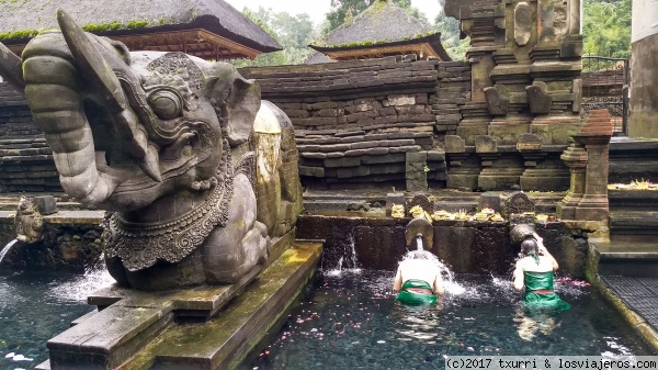 Tirta Empul
Purificación de todos los pecados en el templo Tirta Empul, Bali.
