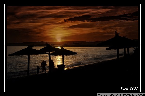 Atardecer en Cancelada
Cancelada en la costa de Malaga esta muy cerquita de donde vivo, Estepona.Muy al fondo se pueden ver los molinos de energia eolica que avisan de la proximidad con el Estrecho.
