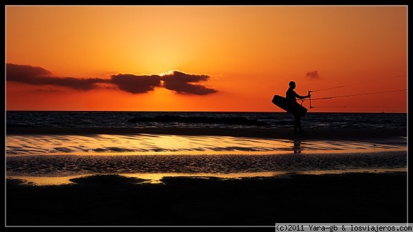 Tarifa : Fin de la jornada para un kitesurfer
Un kitersurfer sale del agua al atardecer en las playas de Tarifa
