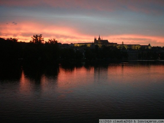 Atardecer en Praga
Esta foto la tomé el verano de 2007....un bonito atardecer.
