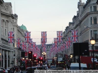 Regent Street engalanada
Una de las principales calles del centro de Londres está lista y preparada para celebrar la boda de los principes.
