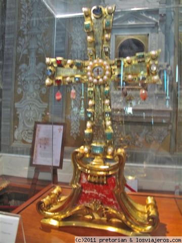 Cruz de oro
Por sacar esta foto me llevé una buena bronca de la seguridad vaticana. Estaba prohibido hacer fotos en el interior del museo de las catacumbas y me pillaron,por eso tiene mal enfoque.Esta cruz es de oro macizo con piedras preciosas e iba delante de los ejércitos cristianos durante las cruzadas.
