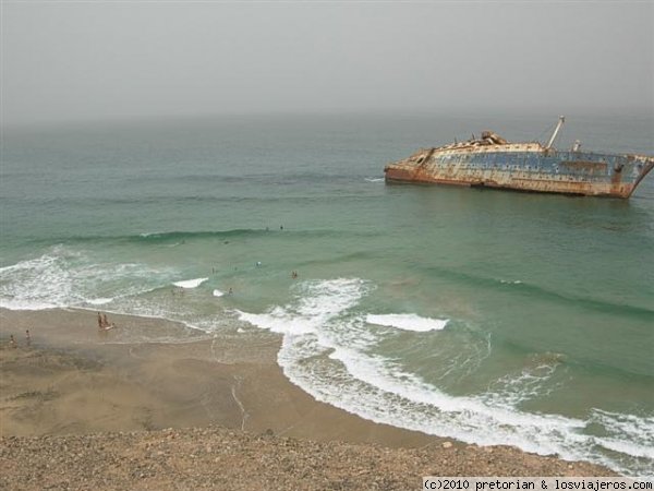 Playa de Garcey. Fuerteventura
Playa de Garcey, donde se encuentra varado el barco American Star, un transatlántico de lujo que tiene una historia memorable. El American Star, hoy encallado en la playa de Garcey (Pájara), comenzó su navegación en 1939 como S.S. America. Fue uno de los barcos más lujosos de todos los tiempos. El 31 de agosto de 1939 la primera dama de los Estados Unidos, Eleanor Roosevelt, bautizaba ante 30.000 personas el nuevo transatlántico de la naviera United States Lines, el imponente S.S. America. Entregado a sus propietarios el 2 de agosto de 1940, con un coste total de 18 millones de dólares, nada permitía prever que, sesenta años más tarde, su cadáver mutilado y cubierto de óxido, aún imponente pese a todo, habría de adornar una de las playas occidentales de Fuerteventura.
