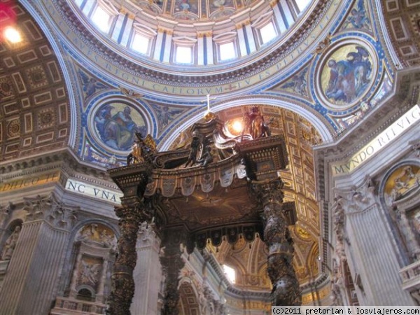 Interior Basílica San Pedro
Detalle interior de la Basílica de San Pedro donde en primer plano se ve el Baldaquino de San Pedro y en segundo plano el interior de la Cúpula de San Pedro. En las catacumbas y justo bajo el Baldaquino se encuentra la tumba de San Pedro.
