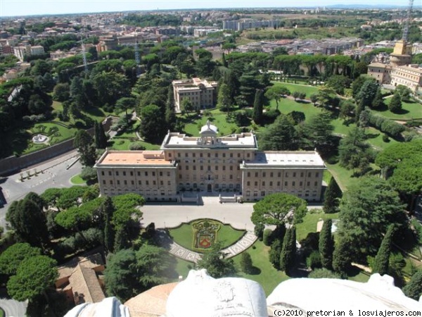 Jardines Vaticanos
Jardines privados Vaticanos. Están vistos desde la cúpula de San Pedro. Se ve claramente el escudo del Vaticano hecho con flores. Se puede ver que detrás justo de los últimos árboles se encuentra la muralla que separa y delimita este pequeño país de Roma.
