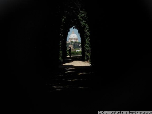 Ojo de la cerradura en Roma
Esta es la vista que se tiene mirando a través del ojo de la cerradura de una puerta en la Piazza dei Cavalieri di Malta. Lo sorprendente del asunto es que te encuentras en tres países al mismo tiempo, El Vaticano (al fondo), Malta (en el centro)e Italia (donde estás pisando).
