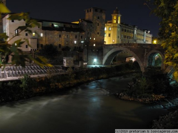 Isola Tiberina y Ponte Cestio
Vista nocturna de la Isola Tiberina y del Ponte Cestio en Roma
