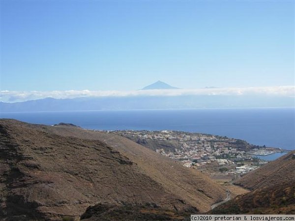 San Sebastián. La Gomera.
Vista de la capital de la isla de La Gomera, San Sebastián. Al fondo se puede divisar la isla de Tenerife con la imponente y majestuosa figura del pico más alto de España, El Teide.
