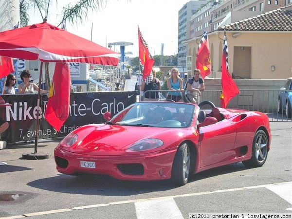 Ferrari en Mónaco
Ferrari de alquiler en el circuito de Mónaco. Una vuelta al circuito urbano de Mónaco acompañado por una persona de la compañía de alquiler costaba 37 euros. Yendo tú a los mandos de la máquina eran 87 euros. Muy curioso: En un cartel avisaban que no estaba disponible para ciudadanos italianos. ;)
