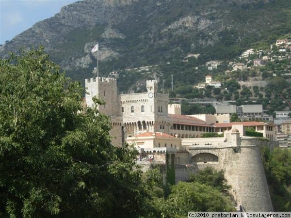 Palacio de los Príncipes de Mónaco
Vista del Palacio de los Grimaldi durante el ascenso a pie que lleva a su emplazamiento en lo alto de la Roca. Los orígenes del mismo se remontan aproximadamente al año 1200.
