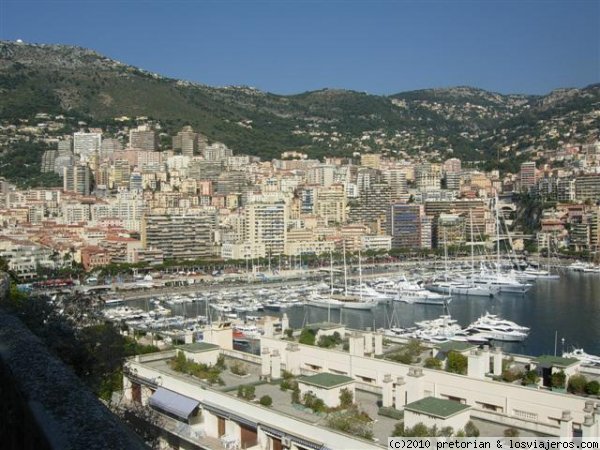 Mónaco
Vista general de Mónaco desde la torre defensiva que se encuentra cerca del Castillo Real. Mónaco es poco más que esto. Su superficie total es de 2 kilómetros cuadrados.

