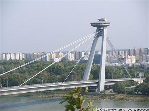 Nový Most (Puente Nuevo). Eslovaquia
Este el Nový Most de Bratislava. En lo alto hay un restaurante desde donde puedes observar toda la ciudad. Es el puente que atraviesas cuando llegas a Bratislava desde Austria.
